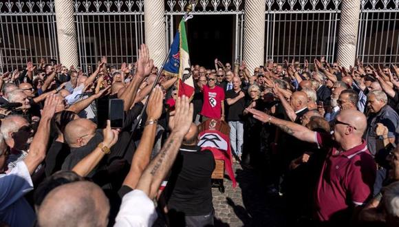 Un grupo de simpatizantes de extrema derecha italianos homenajean a uno de sus líderes. Sin embargo, la mayoría de los miembros de la extrema derecha que ejecutan actos de violencia no pertenecen a ningún grupo establecido. (Foto: Getty Images)