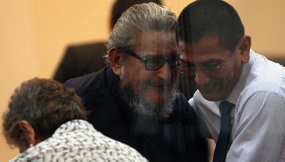 Moisés Limaco, quien en la imagen está al lado de Abimael Guzmán, salió de Perú rumbo a París el 11 de junio al no tener impedimento de salida a pesar de que estaba en marcha el juicio del caso Tarata. (Foto: EFE)