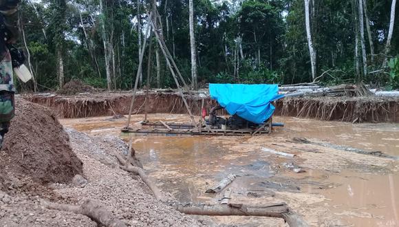 El campamento minero de oro ilegal que los miembros de la comunidad indígena descubrieron no se ubica muy lejos de la Reserva Comunal Amarakaeri. Imagen cortesía de la FENAMAD.