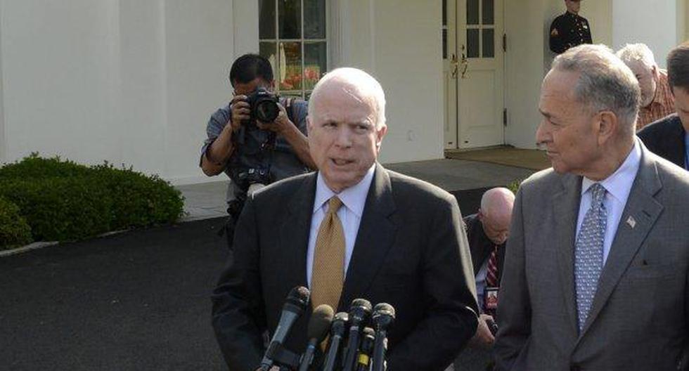 El senador John McCain, que hizo público el verano pasado que padecía un cáncer en el cerebro, decidió interrumpir el tratamiento médico. (Foto: EFE)