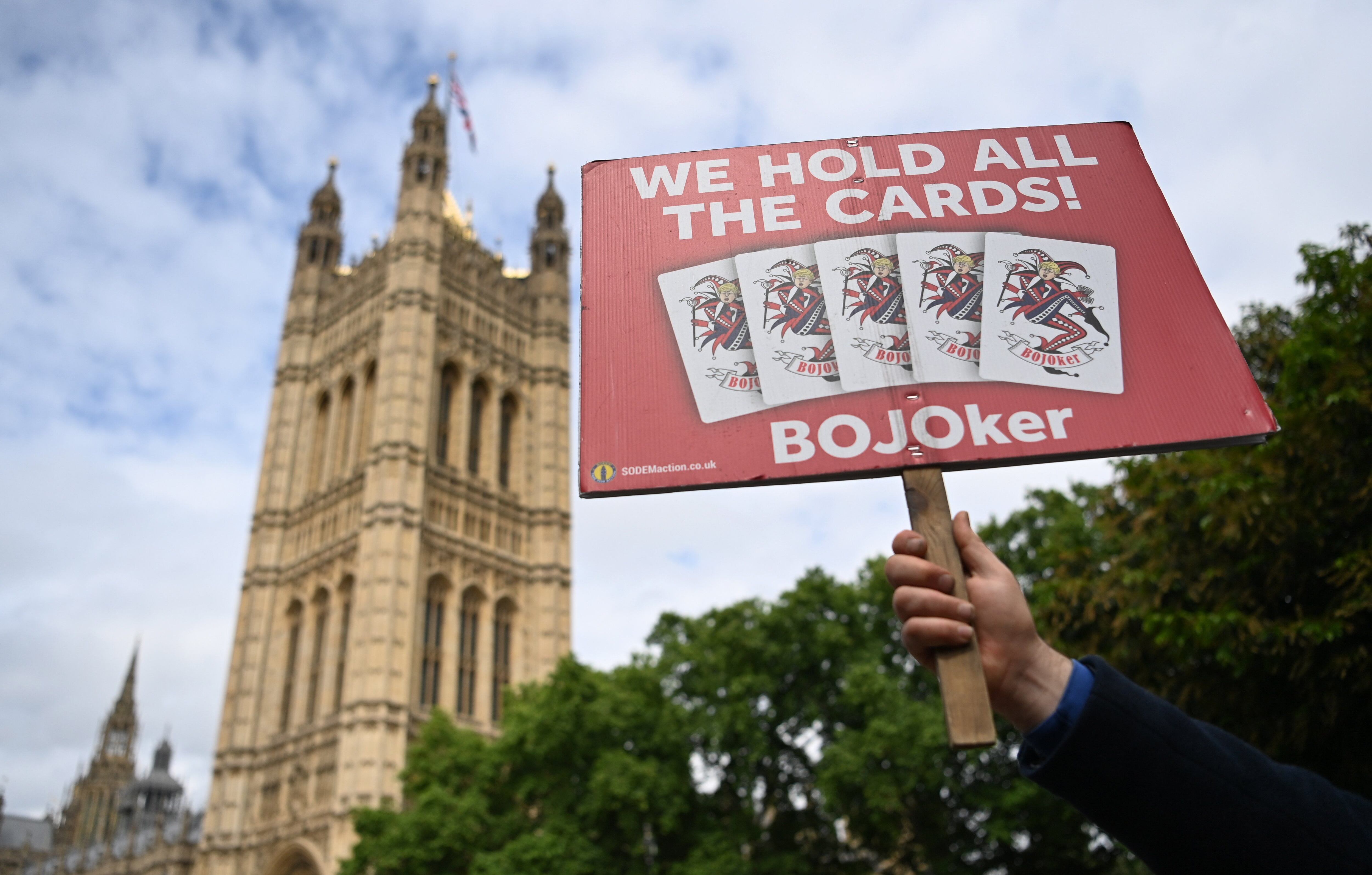 In London, while the Conservative Party was voting on whether to trust Boris Johnson's leadership, one person held up a banner with a message against the prime minister.  EFE 