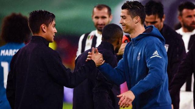 Paulo Dybala saluda a Cristiano Ronaldo previo al choque por cuartos de final de la UEFA Champions League 2017-2018.(Foto: captura de Facebook)