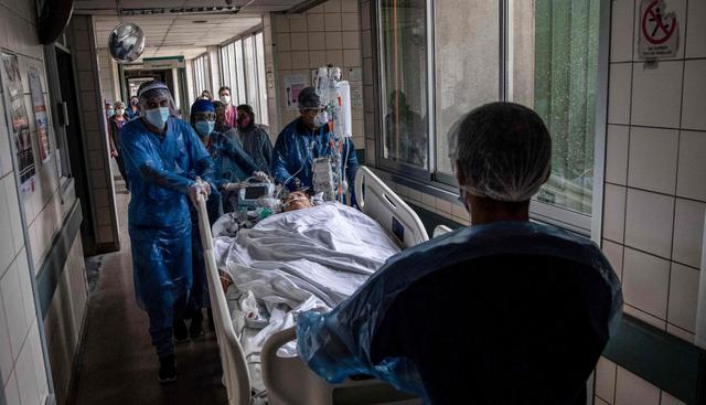 Un equipo de salud transfiere a una persona con coronavirus a la Unidad de Pacientes Críticos del Hospital Barros Luco de Santiago de Chile. (AFP / Martin BERNETTI).