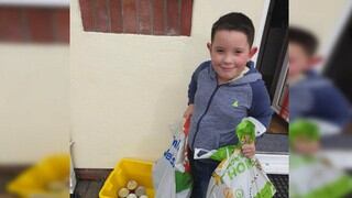 Niño de 7 años recolecta alimentos para regalarle a las personas más necesitadas en esta Navidad 