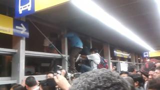 Metropolitano: por caos treparon muros para salir de estación