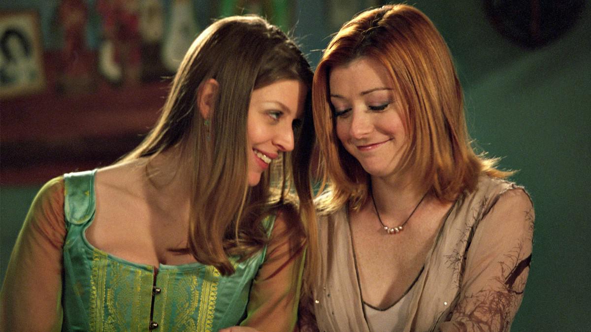 Amber Benson (Tara) y Alyson Hannigan (Willow) fueron la primera pareja lésbica protagónica en mostrarse en una serie de TV.