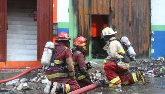Un total de 10 unidades de bomberos llegaron a la zona para atender la emergencia. (Foto: Andina)