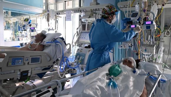 Un miembro del personal médico atiende a un paciente con Covid-19 en la unidad de cuidados intensivos del hospital de Cremona, en Cremona, norte de Italia, el 11 de enero de 2022. Foto: Miguel MEDINA / AFP
