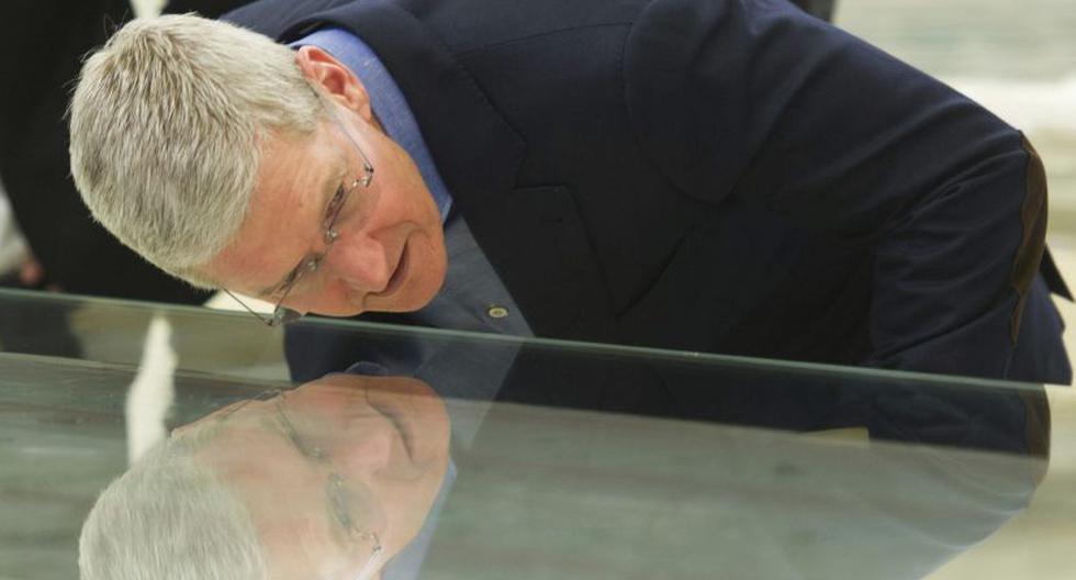 Tim Cook, CEO de Apple, durante visita a fábrica de vidrios en Seele, Alemania. (Foto: EFE)