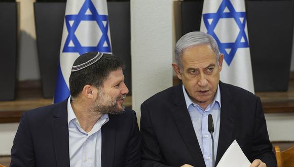 El primer ministro israelí, Benjamin Netanyahu, y el ministro de Finanzas, Bezalel Smotrich, asisten a la reunión semanal del gabinete en el Ministerio de Defensa, en Tel Aviv, el 7 de enero de 2024. (Foto de RONEN ZVULUN / POOL / AFP)