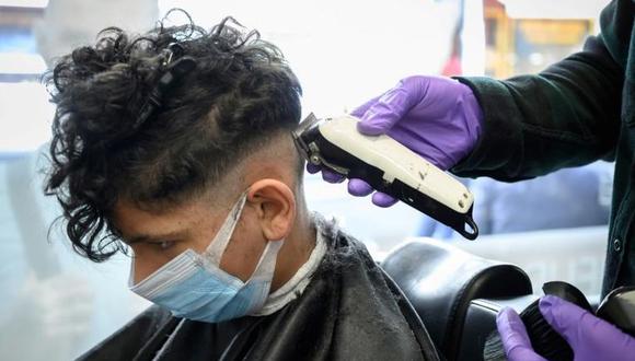 Las peluquerías podrán realizar sus servicios a domicilio cumpliendo los protocolos que establezca el Gobierno. (Foto referencial)