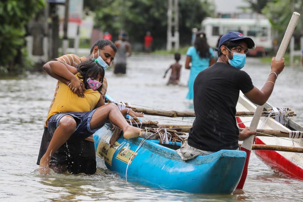 Al menos seis personas murieron y otras cinco se encuentran desaparecidas por las inundaciones y los deslizamientos de tierra provocados por las lluvias monzónicas en el país isleño, que han dejado además unos 180.000 afectados. (Texto y foto: EFE).