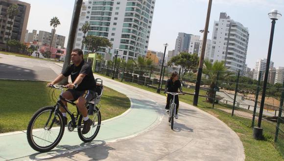 El malecón de Miraflores es un destino para muchas familias que tratan de montar bicicleta a lo largo de la ciclovía. (El Comercio)