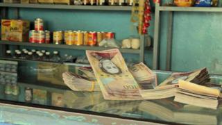 [BBC] ¿Cómo se vive el cambio de billetes de 100 bolívares?