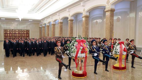 Kim Jong-un realizó una ofrenda floral ante las estatuas de su progenitor y de su abuelo y fundador del país, Kim Il-sung, y posteriormente entró en la estancia donde se encuentra embalsamado el cuerpo de su padre. (AFP)