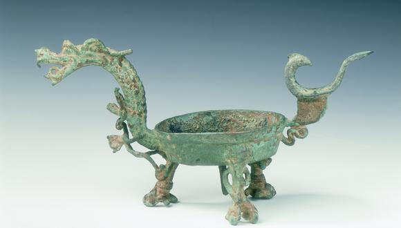 Lámpara circular de bronce hecha en China entre los siglos I y II antes de Cristo.
