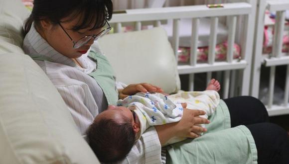 Solo 275.800 bebés nacieron en 2020, mientras que el número de muertos se situó en 307.764. (AFP).