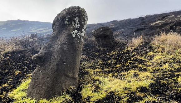 Estatuas de piedra de la cultura Rapa Nui, afectadas por un incendio en el Parque Nacional Rapa Nui en Isla de Pascua, Chile, el 6 de octubre de 2022. (Foto de la Municipalidad de Rapanui / AFP )