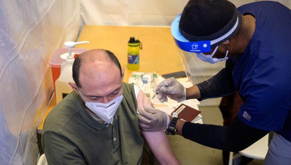 Un hombre recibe la vacuna Johnson & Johnson contra el coronavirus Covid-19 en la estación de tren Grand Central Terminal el 12 de mayo de 202 en la ciudad de Nueva York. (Angela Weiss / AFP).