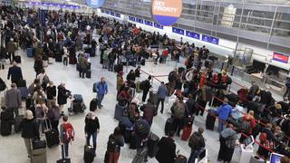 Caos en EE.UU. por la “bomba ciclónica”: cancelan más de 2.200 vuelos por la tormenta que perturba viajes por Navidad 