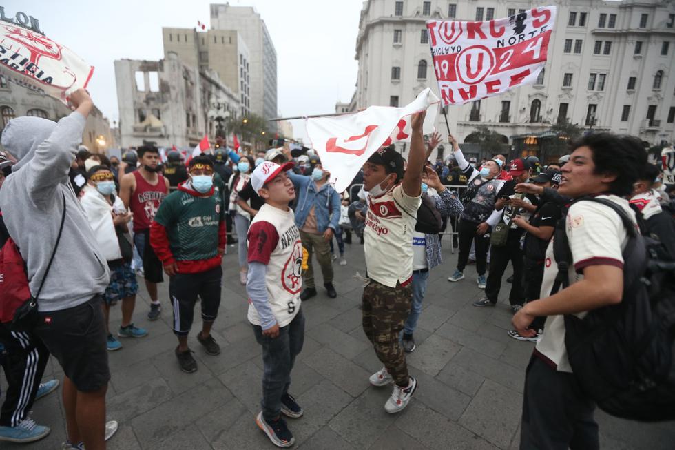 Decenas de hinchas del club Universitario de Deportes se dieron cita esta tarde en la Plaza San Martín para celebrar su 97 aniversario. Los seguidores del equipo tuvieron que compartir este espacio con varios colectivos que se movilizaron por ‘Gran Marcha por la Vacancia” y también con los simpatizantes de Perú Libre. (Fotos Jesús Saucedo/@photo.gec)