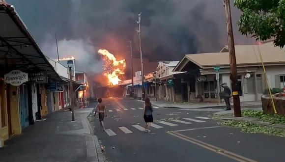 Los incendios forestales en Hawái queman múltiples casas en áreas que incluyen la ciudad histórica de Lahaina, lo que obliga a evacuaciones y cierre escuelas. (Foto: AP).