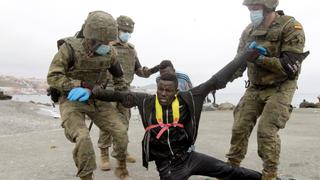 España moviliza al Ejército para frenar la llegada de miles de migrantes desde Marruecos a Ceuta