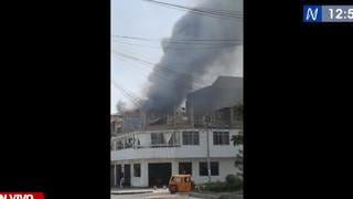 San Juan de Miraflores: bomberos atienden incendio en vivienda de tres pisos en la Av. Pedro Silva