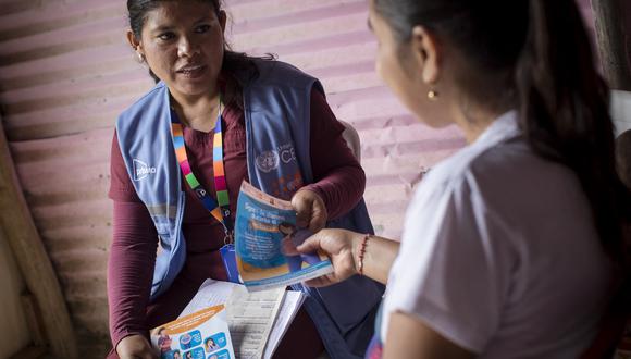 Tatiana Prado, brigadista de UNFPA, visita a Miryam Coello, gestante de 29 años, y le brinda atención básica del embarazo. (Foto de ENRIQUE CASTRO-MENDIVIL / UNFPA)