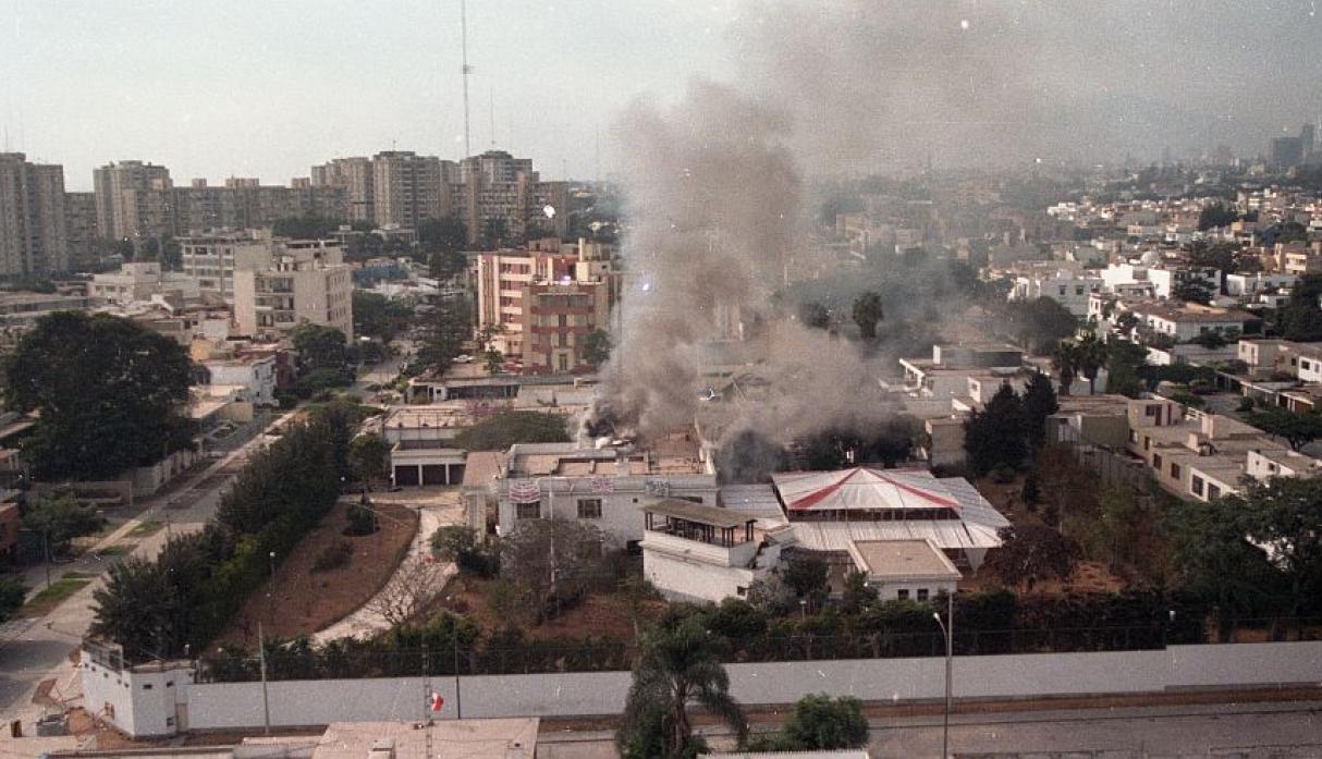 Momentos de la operación Chavín de Huántar: el rescate de los rehenes paso a paso. (Foto: Archivo El Comercio)