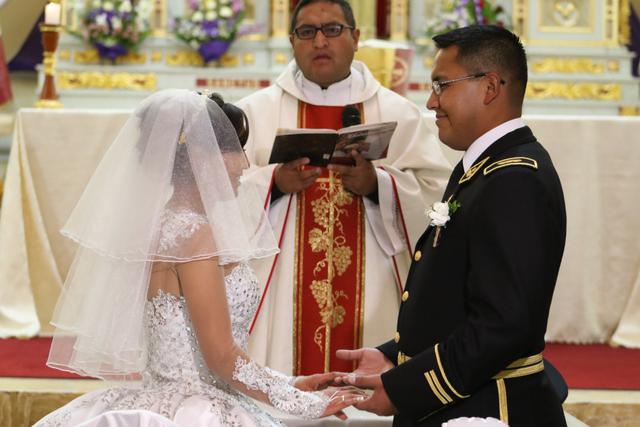 La maratonista Inés Melchor contrajo nupcias con el teniente de la Policía Nacional Raúl Guzmán. (Foto: Jhefryn Sedano)