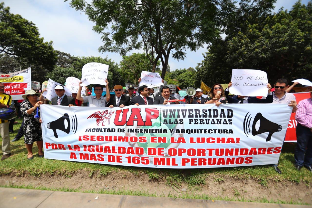 Universidad Alas Peruanas: estudiantes realizan plantón para pedir reconsideración del licenciamiento denegado. (Foto: Giancarlo Ávila / GEC)