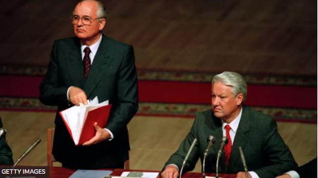 Mikhail Gorbachev and Boris Yeltsin in Parliament after the coup.  (GETTY IMAGES)
