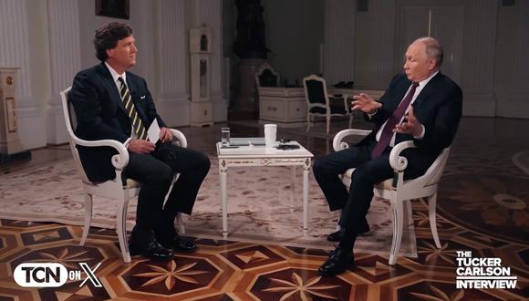 El periodista estadounidense Tucker Carlson entrevista al presidente ruso Vladimir Putin en un video publicado el 8 de febrero de 2024. (Captura de Twitter/X @TuckerCarlson)