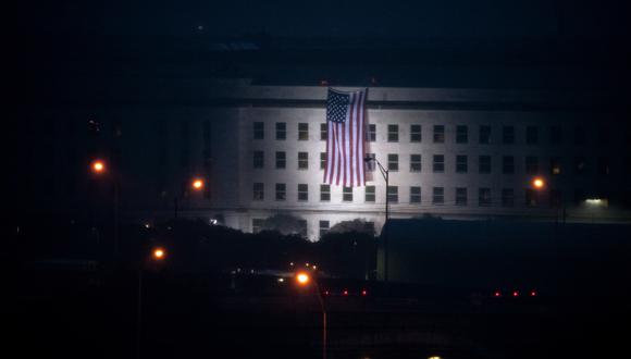 Una bandera estadounidense se despliega desde el Pentágono al amanecer en Washington, DC, el 11 de septiembre de 2022, en el 21.º aniversario de los ataques contra el World Trade Center, el Pentágono y Shanksville, Pensilvania. (Foto de Stefani Reynolds / AFP)