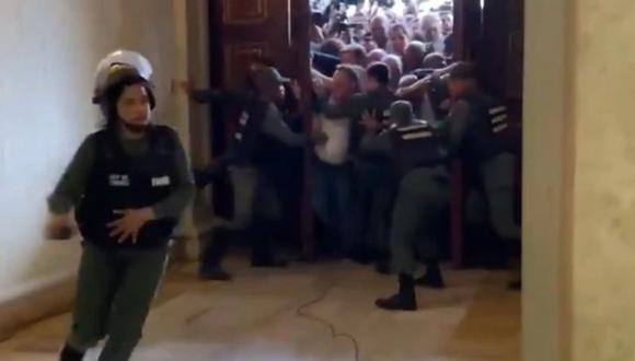 El video de Juan Guaidó y un grupo de diputados quebrando el cerco policial para sesionar en la Asamblea Nacional. Foto: Captura de video