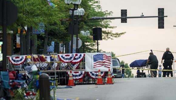 Personal médico retira el cadáver de una de las víctimas de un ataque en el que murieron siete personas durante un desfile del 4 de julio, Día de la Independencia, en Highland Park. (Armando L. Sánchez/Chicago Tribune vía AP).