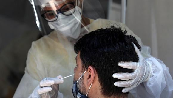Personal médico le toma la prueba de coronavirus a un hombre en São Gonçalo, estado de Río de Janeiro, Brasil. (EFE/Fabio Motta).