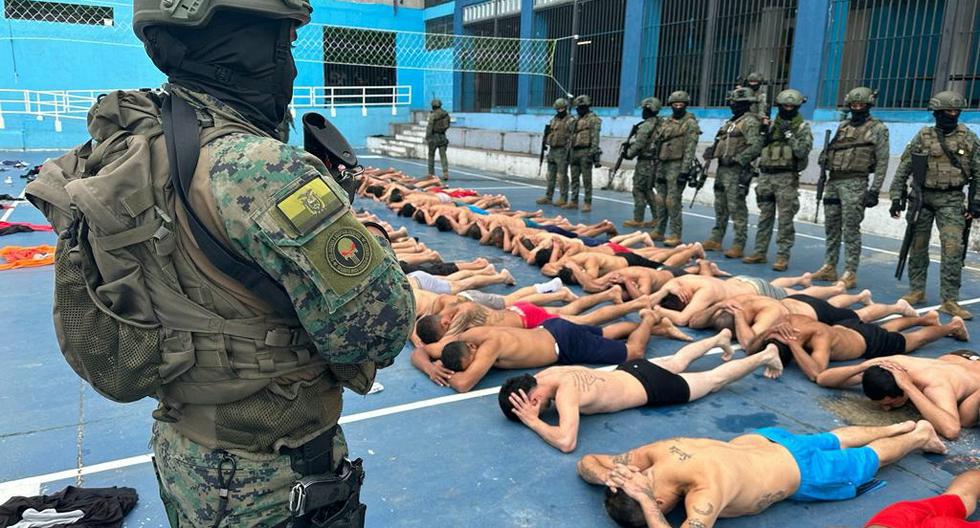 Las fuerzas de seguridad de Ecuador vigilan a los reclusos después de que soldados y fuerzas policiales recuperaron el control de la prisión de Turi en Cuenca, el 14 de enero de 2024. (AFP).
