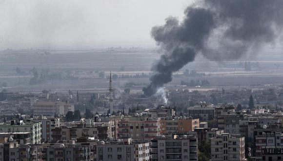 Humo se levanta tras un bombardeo en territorio de Siria. (Foto de Sedat Suna / EFE)