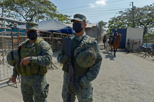 Soldados montan guardia afuera de una prisión en Guayaquil, Ecuador, el 29 de septiembre de 2021. (Fernando MENDEZ / AFP).