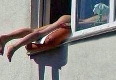 Mujer causó accidente por tomar sol desnuda en su ventana