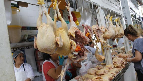 El precio de pollo se ubicaba alrededor de los S/ 3.00 a mitad de junio, mientras que hoy se encuentra a S/ 6.25 a precio mayorista. (Foto: Miguel Bellido / GEC)