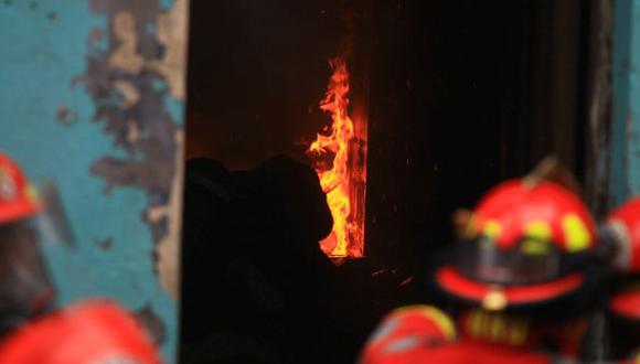 Incendio deja dos heridos en Surco