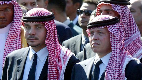 El príncipe de Jordania Hamzah bin Hussein (izq.) junto a su medio hermano el rey Abullah de Jordania el 12 de noviembre de 2004 en El Cairo, Egipto. (EFE / EPA / MIKE NELSON).