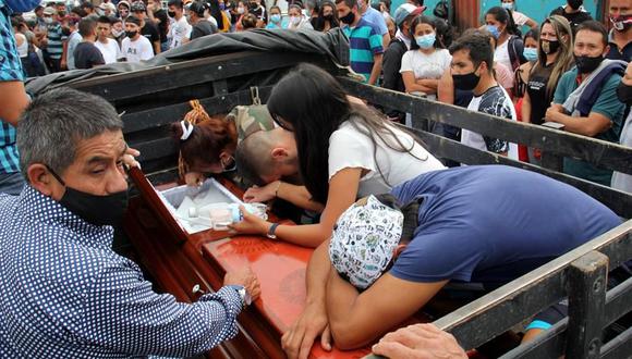 Familiares se despiden de una de las víctimas de la masacre de nueve personas en Samaniego, Nariño (Colombia). (EFE/ Sebastián Leonardo Castro).