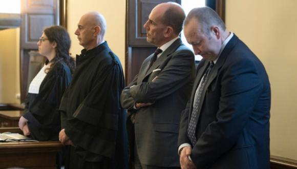 El ex presidente de la fundación vaticana del Hospital pediátrico Bambino Gesu Giuseppe Profiti (segundo de la derecha), durante el juicio por malversación de fondos y abuso de poder, el 14 de octubre de 2017, (AFP)