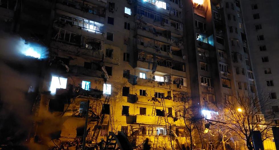 Un edificio residencial dañado en la calle Koshytsa, un suburbio de la capital ucraniana, Kiev, a primera hora del 25 de febrero de 2022, tras los bombardeos de Rusia. (AFP).