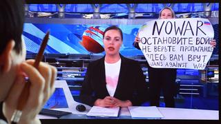 Liberan a la mujer que protestó en la TV rusa, aunque sigue amenazada con la cárcel