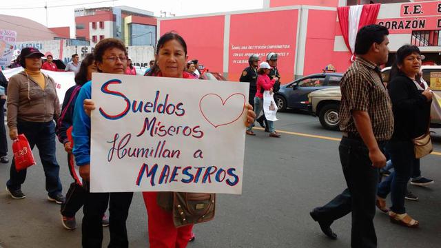 En Áncash, los maestros en huelga volvieron a movilizarse por las calles de Chimbote. (Foto: Laura Urbina)